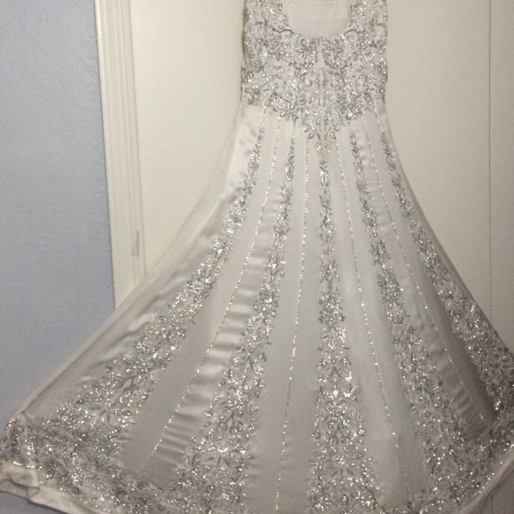 Bridal gown - Picture 3 of 8